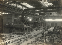 407005 Interieur van de in aanbouw zijnde smelterij/vormerij van de N.V. Nederlandse Staalfabrieken DEMKA voorheen J.M. ...